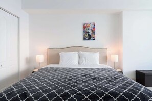 3 habitaciones, escritorio y tabla de planchar con plancha