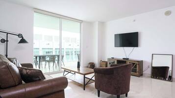 Una televisión, un futbolín, una oficina