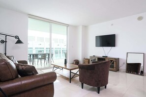 TV, foosball, offices - Spacious Penthouse in Brickell 3 BR, Free Parking (Miami)