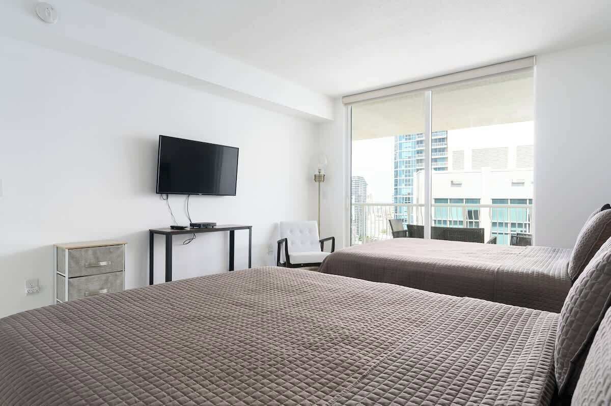 3 habitaciones, escritorio y tabla de planchar con plancha 