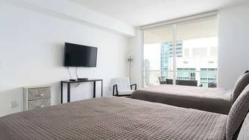 3 habitaciones, escritorio y tabla de planchar con plancha