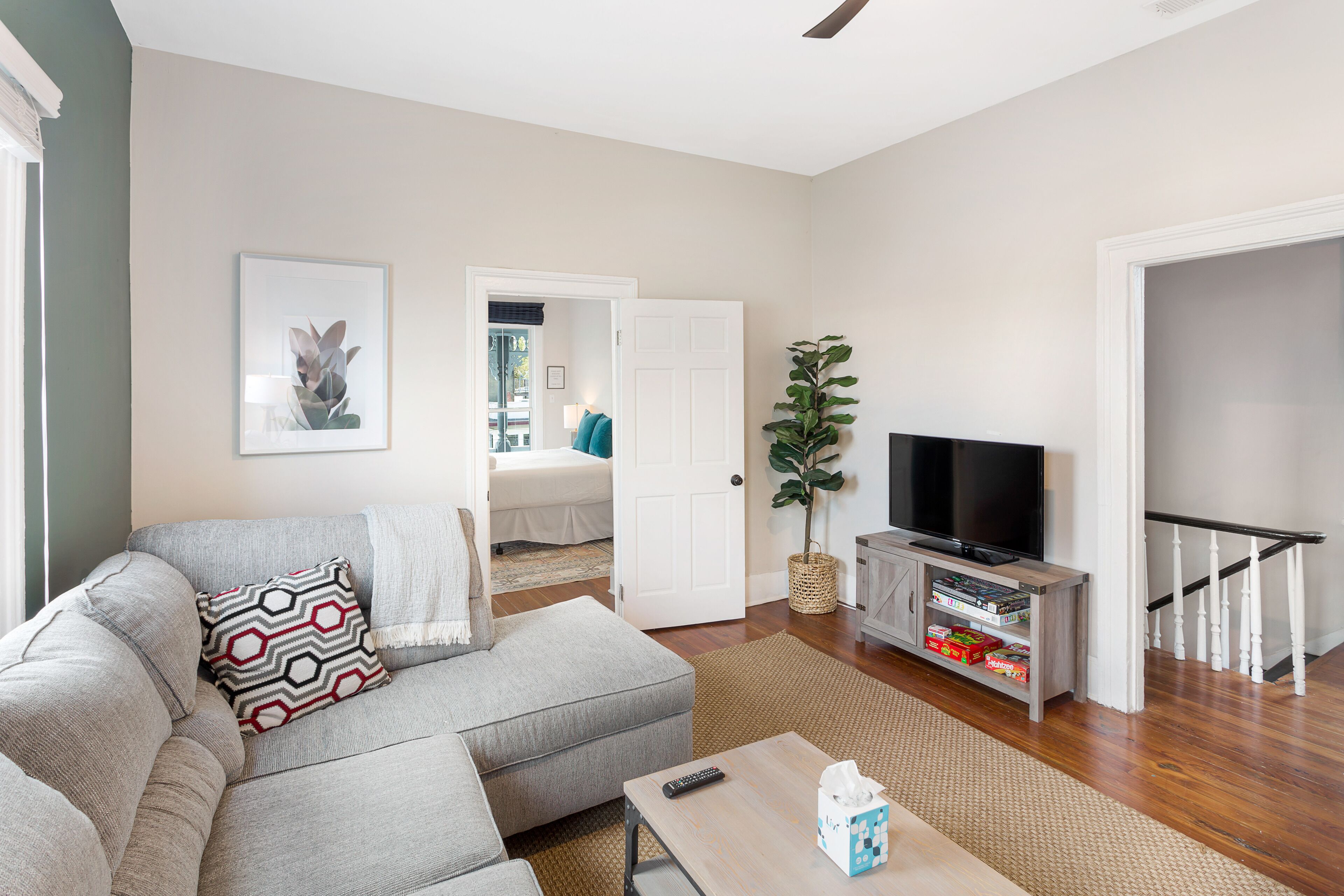 Charming Downtown Top Floor Victorian Apartment by Lucky Savannah