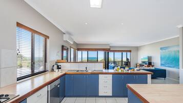 Refrigerador, microondas, horno, lavavajillas