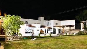 Una casa moderna con césped cuidado, un porche cubierto y un garaje.