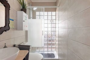 Dusche, umweltfreundliche Kosmetikartikel, Haartrockner, Handtücher