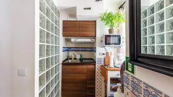Coffee/tea maker, fridge, microwave, stovetop
