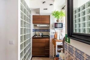 Fridge, microwave, stovetop, coffee/tea maker