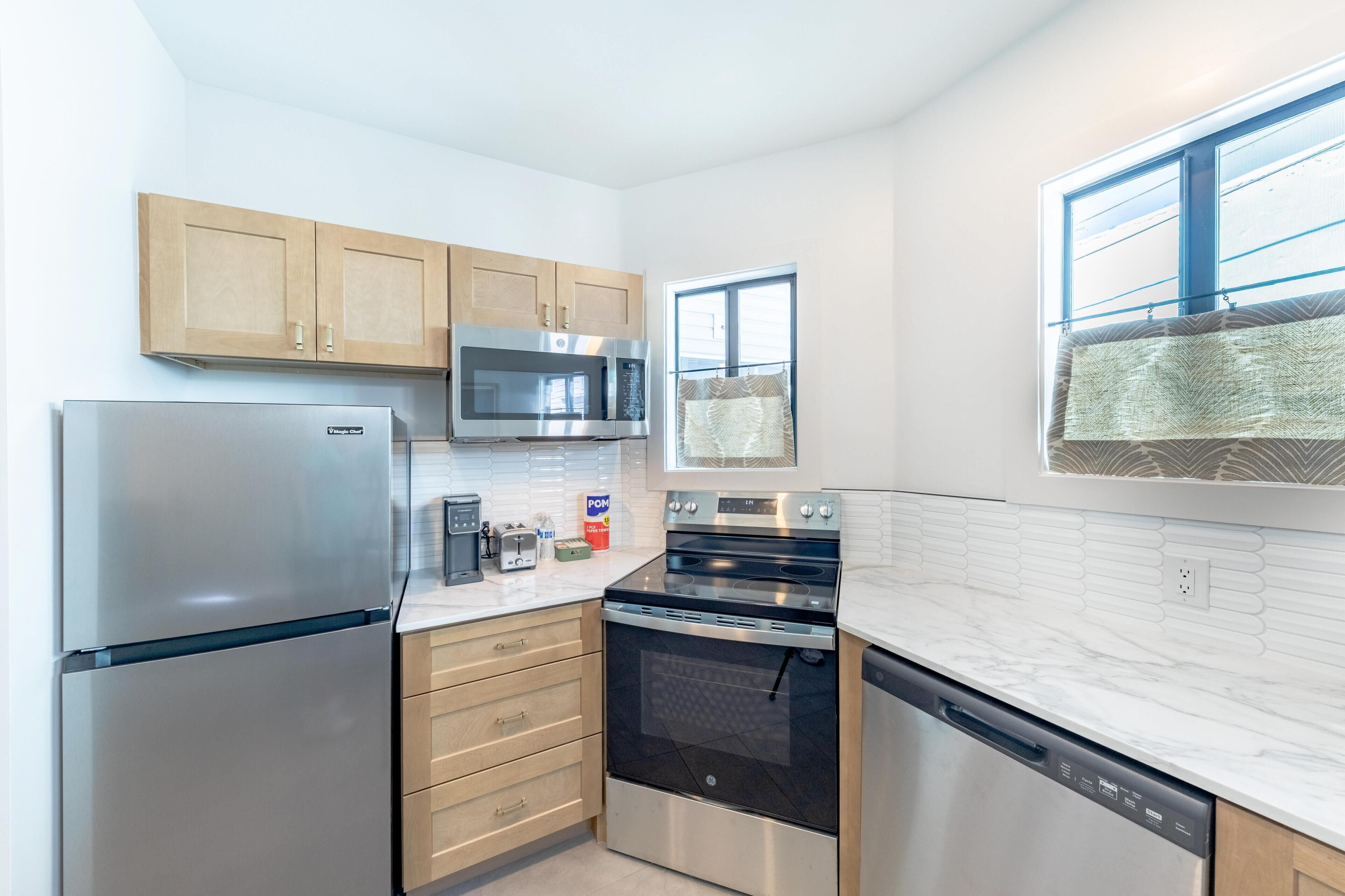 Refrigerador, microondas, horno y parrilla de estufa 