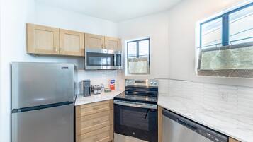 Refrigerador, microondas, horno y parrilla de estufa