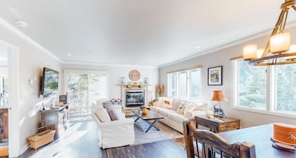 Centrally located ski-in/ski-out mountain home w/private balcony/shared hot tub