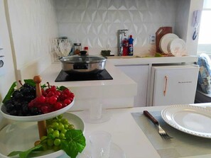 Microwave, stovetop, blender, cookware/dishes/utensils