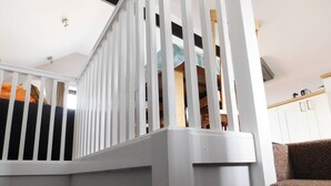 Eine Treppe mit weißen Geländern und einem braunen Teppich.