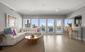 Een smart-tv, een open haard, een tafeltennistafel en boeken