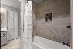 Bathtub, jetted bath, hair dryer, towels - Casa Delfín - Family/Fun/Modern - Key Allegro location with panoramic bay views (Rockport)