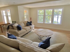 Smart-TV, Kamin, DVD-Player, Tischtennisplatte