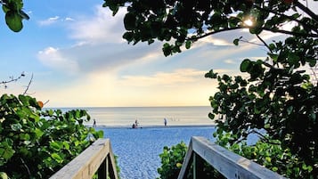 Beach nearby, sun loungers, beach towels