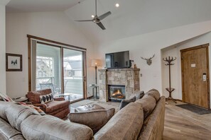 スマートテレビ、暖炉、書庫