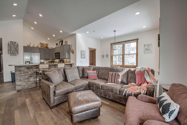 Una Smart TV, una chimenea, libros