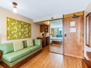 Interior - City Studio w/Kitchenette - Bamboo Waikīkī #806 (Honolulu)