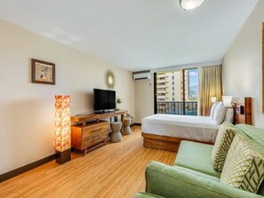 1 bedroom, iron/ironing board, Internet - Remodeled City View Unit w/ Kitchenette AC and WiFi - Bamboo Waikīkī Hotel #606 (Honolulu)