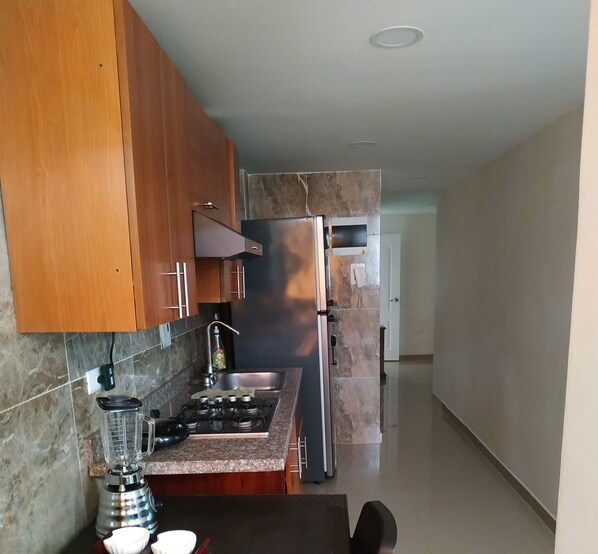 Blender, cookware/dishes/utensils