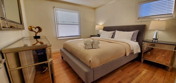 3 habitaciones, tabla de planchar con plancha y cuna de viaje