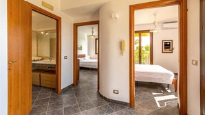 Ein Hotelzimmer mit Bad, Schlafzimmer und Balkon.