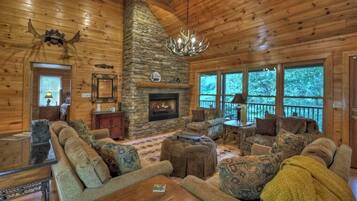 Een televisie, een open haard en een kantoor