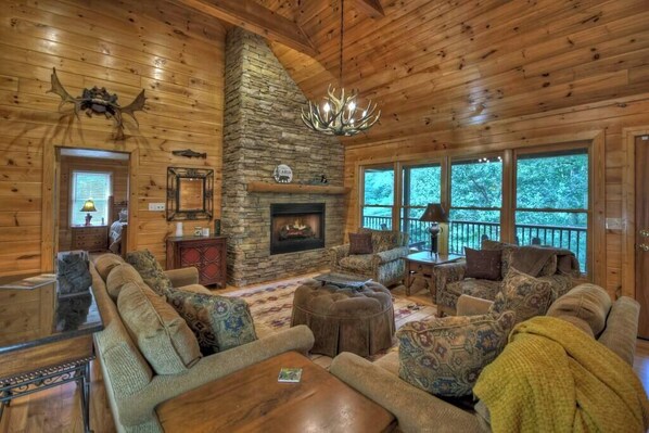 Televisión, chimenea y oficina 