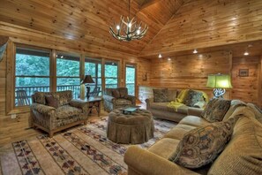 Televisión, chimenea y oficina 