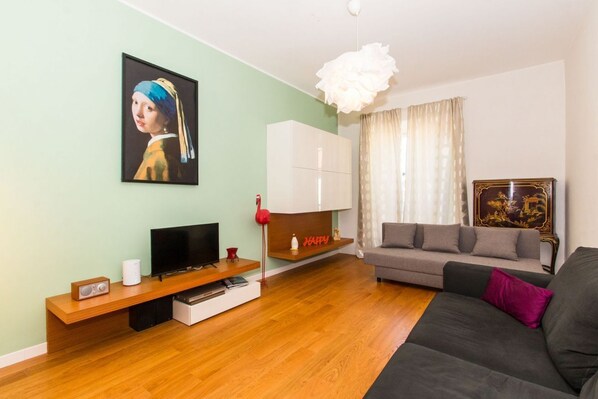 TV - GuestHost - Roomy and elegant apartment equipped with every comfort for 6 people, located 600m from Porta Nuova railway and metro station and only 300m from Valentino Park. We are in the lively San Salvario district, symbol of Turin nightlife, in an area (Torino)