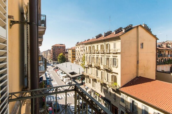 A street view with buildings, a clear sky, and a pedestrian crossing. - GuestHost - Roomy and elegant apartment equipped with every comfort for 6 people, located 600m from Porta Nuova railway and metro station and only 300m from Valentino Park. We are in the lively San Salvario district, symbol of Turin nightlife, in an area (Torino)
