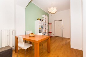 Dining - GuestHost - Roomy and elegant apartment equipped with every comfort for 6 people, located 600m from Porta Nuova railway and metro station and only 300m from Valentino Park. We are in the lively San Salvario district, symbol of Turin nightlife, in an area (Torino)