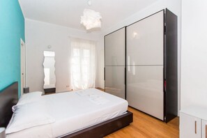4 bedrooms, iron/ironing board, WiFi, bed sheets - GuestHost - Roomy and elegant apartment equipped with every comfort for 6 people, located 600m from Porta Nuova railway and metro station and only 300m from Valentino Park. We are in the lively San Salvario district, symbol of Turin nightlife, in an area (Torino)