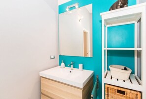 Bathtub, hair dryer, bidet, towels - GuestHost - Roomy and elegant apartment equipped with every comfort for 6 people, located 600m from Porta Nuova railway and metro station and only 300m from Valentino Park. We are in the lively San Salvario district, symbol of Turin nightlife, in an area (Torino)