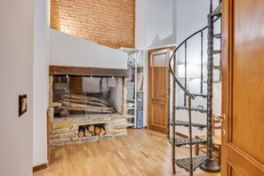 Interior - GuestHost - Comfortable and welcoming 120sqm apartment that can accommodate up to 8 people. Located on the first floor, without elevator and inside staircase, of a typical Florentine building in the historic center's alleys, the apartment is just a few m (Florence)