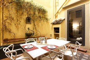 Outdoor dining - GuestHost - Comfortable and welcoming 120sqm apartment that can accommodate up to 8 people. Located on the first floor, without elevator and inside staircase, of a typical Florentine building in the historic center's alleys, the apartment is just a few m (Florence)
