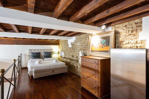 2 bedrooms, iron/ironing board, WiFi