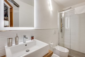 Regadera, secadora de cabello, bidet