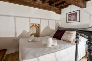 2 bedrooms, iron/ironing board, WiFi