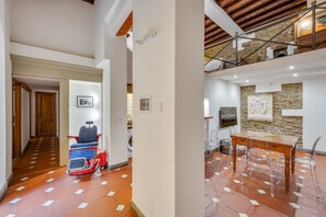 Interior - GuestHost - Comfortable and welcoming 120sqm apartment that can accommodate up to 8 people. Located on the first floor, without elevator and inside staircase, of a typical Florentine building in the historic center's alleys, the apartment is just a few m (Florence)