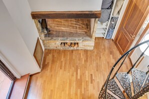 Interior - GuestHost - Comfortable and welcoming 120sqm apartment that can accommodate up to 8 people. Located on the first floor, without elevator and inside staircase, of a typical Florentine building in the historic center's alleys, the apartment is just a few m (Florence)