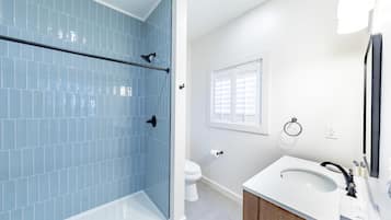 Dusche, Haartrockner, Handtücher