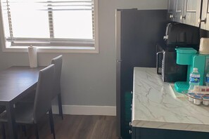 Fridge, microwave, oven, stovetop - The Palmetto Inn - Barracuda - King Studio (Boca Grande)