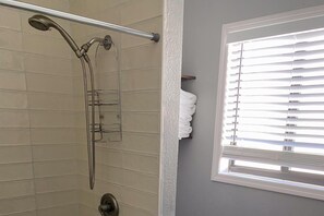 Suihku, hiustenkuivaaja, pyyhkeet