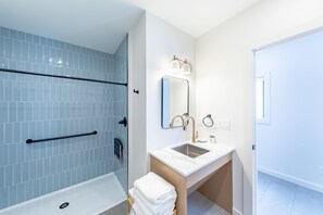 Regadera, secadora de cabello, toallas 