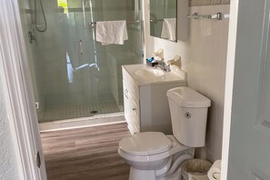 Shower, hair dryer, towels - The Palmetto Inn - Snapper - King 1 Bdrm Suite (Boca Grande)