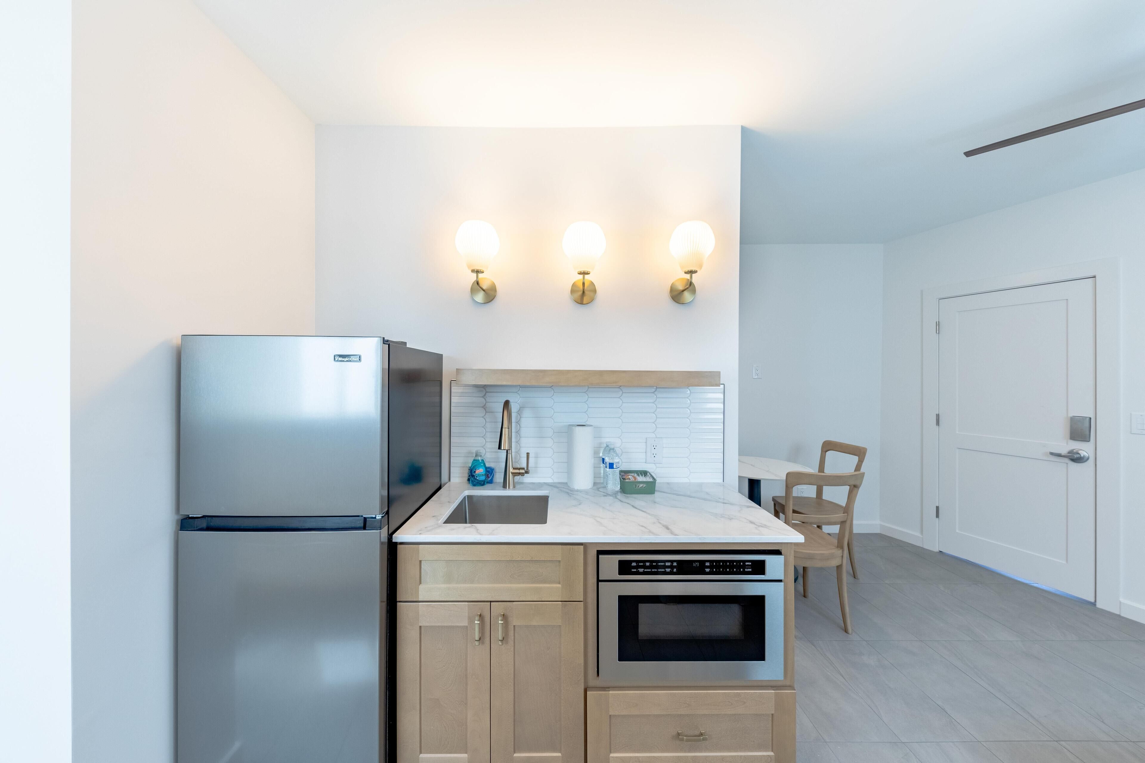 Een koelkast, een microgolfoven, een koffiezetapparaat/waterkoker