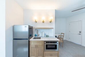 Refrigerador, microondas y cafetera y tetera 