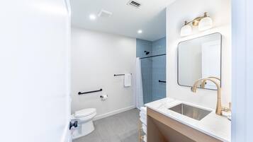 Douche, sèche-cheveux, serviettes fournies